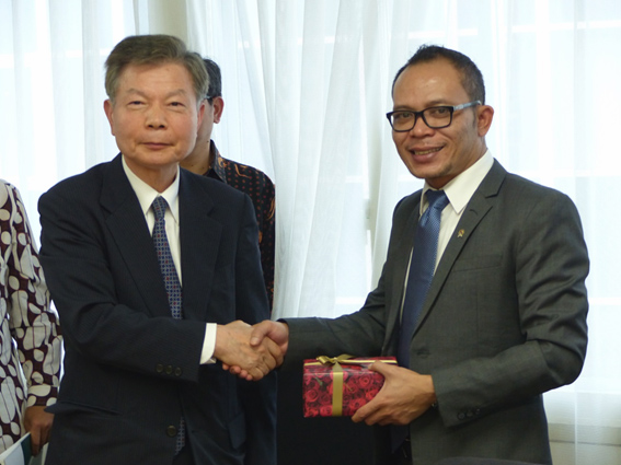 Mr. Masayoshi Matsukawa, President of JPC, shaking hands with Indonesian Minister of Manpower, H.E. Mr. Hanif Dhakiri.