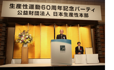 JPC Chairman Mr. Yuzaburo Mogi proposing toast for further productivity enhancement in Japan.